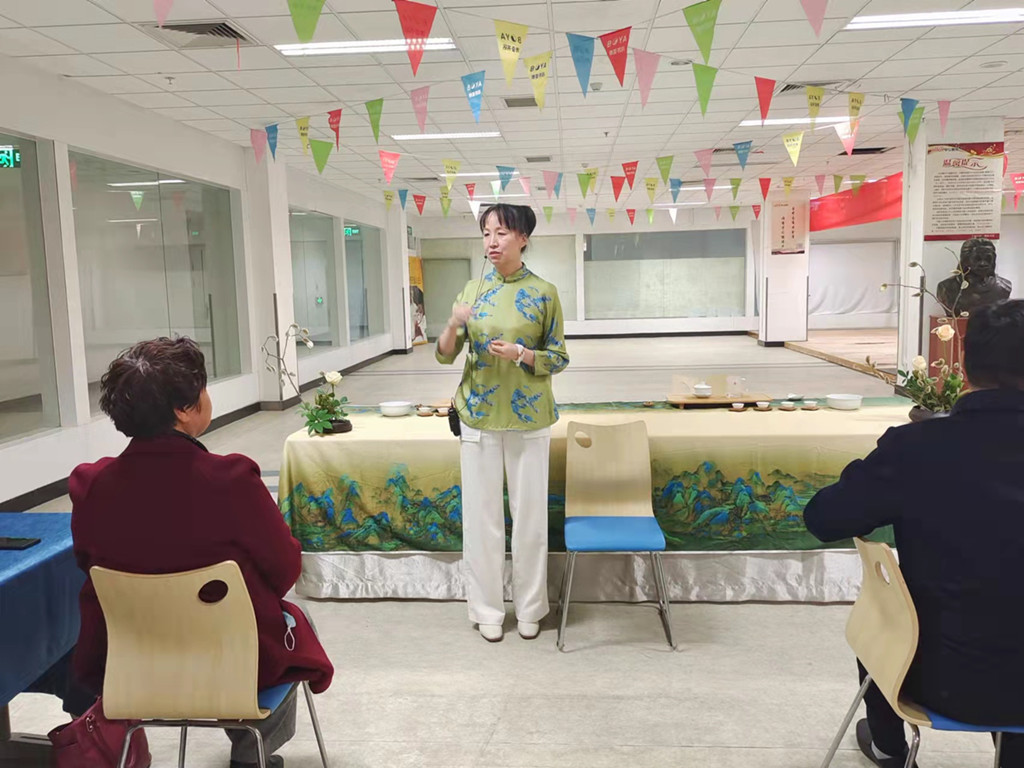 马玉玲向馆员介绍茶道礼仪及茶具