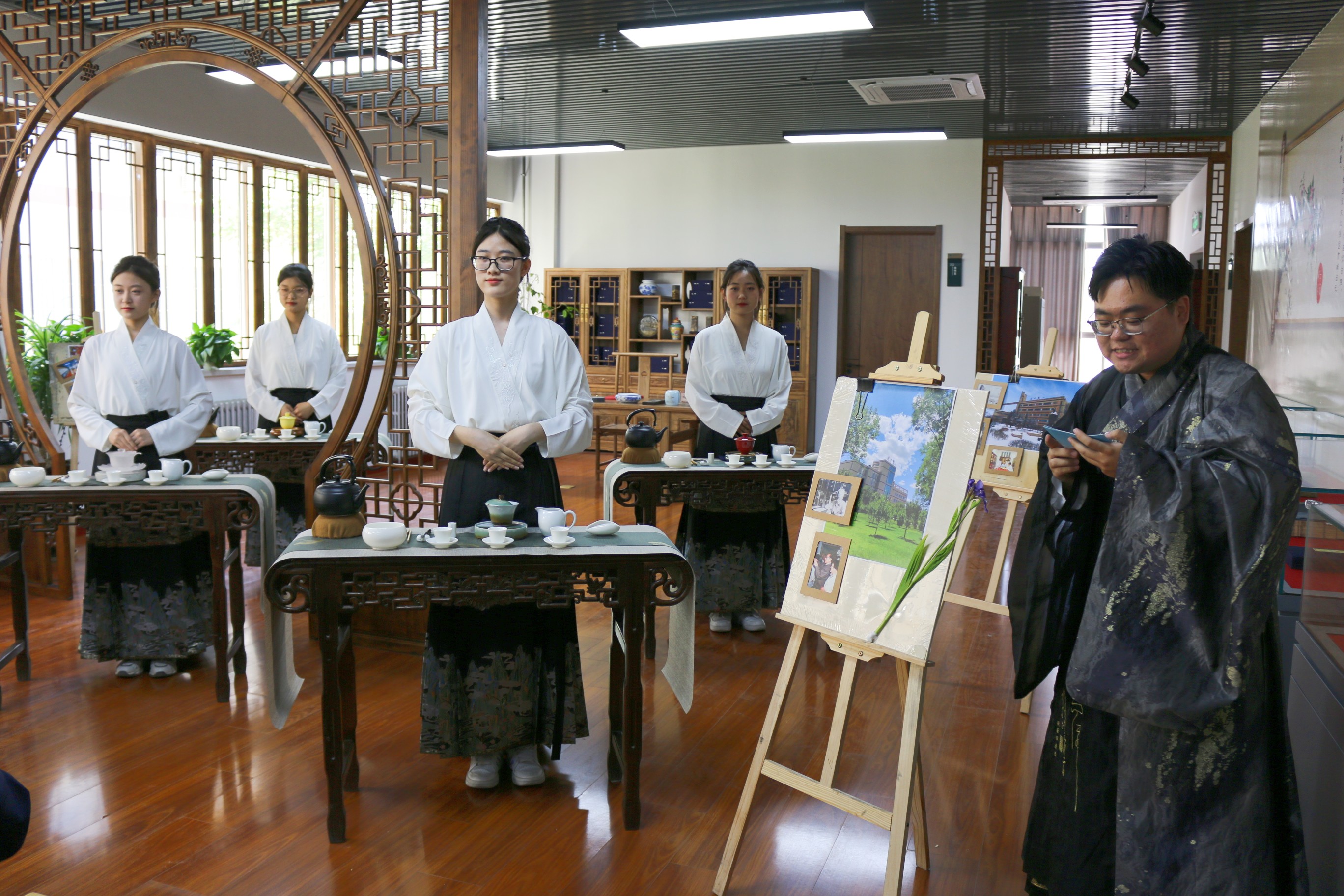 创意茶艺组作品《古籍的故事》 创意茶艺组作品《古籍的故事》