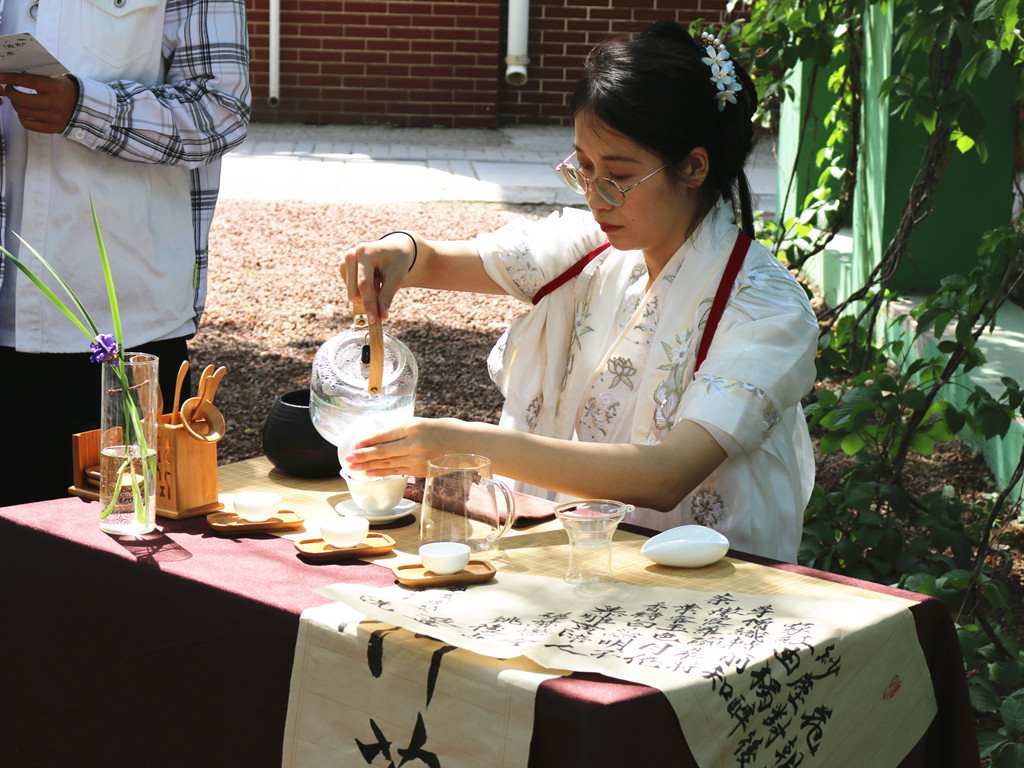 博雅书院选送茶席设计作品《诗与茶》