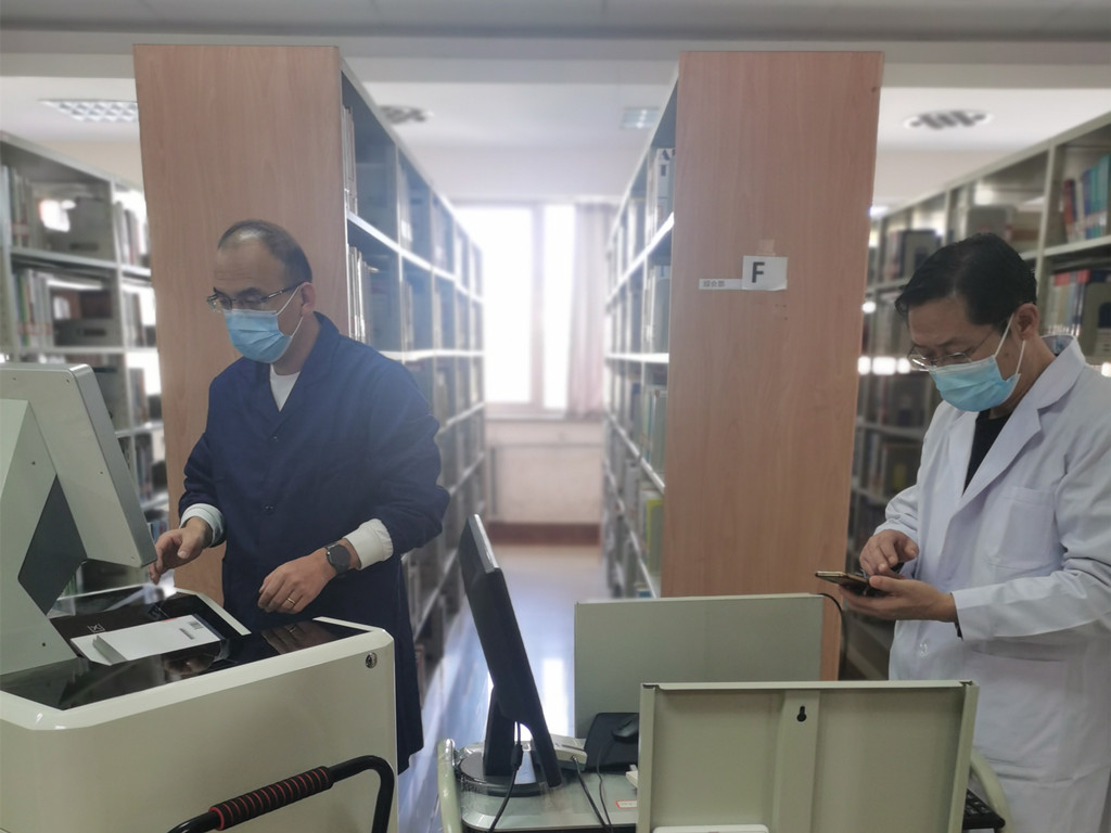 馆领导干部带头坚守岗位