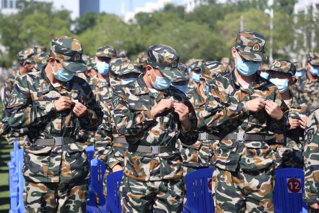 新生佩戴校徽.JPG 新生佩戴校徽.JPG